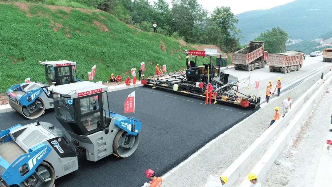 四川路橋鎮(zhèn)廣高速 A-LM2項(xiàng)目首次采用自動化攤壓施工瀝青混凝土下面層