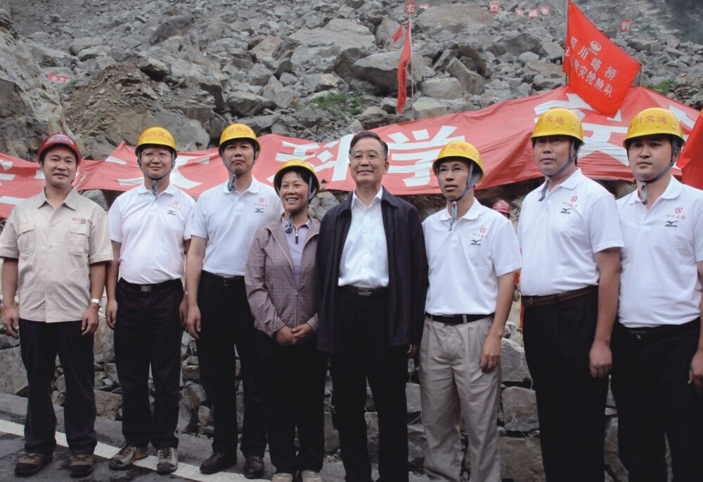 “5.12”抗震救災(zāi)期間，溫家寶同志視察公司搶通的國道213都汶公路