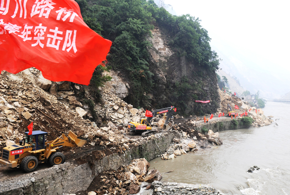 “5.12”汶川大地震后，四川路橋搶險隊全力搶通都汶公路