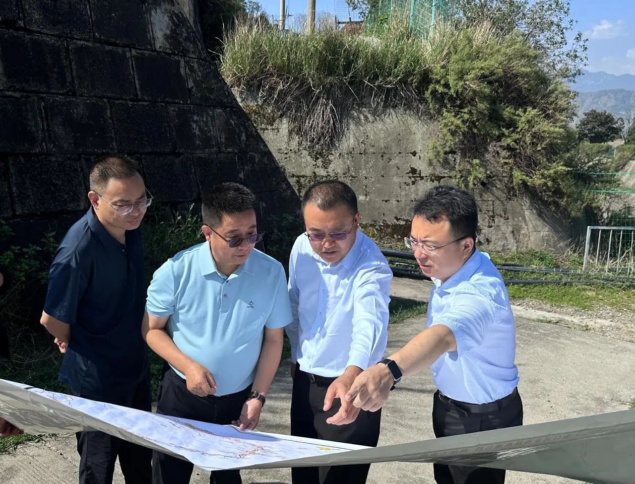 四川路橋黨委副書(shū)記、副董事長(zhǎng)、總經(jīng)理羊勇一行督導(dǎo)調(diào)研金西、昭普高速公路項(xiàng)目